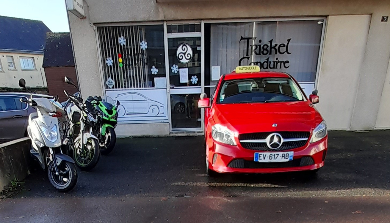 devanture de l'auto école avec 2 motos et un  véhicule