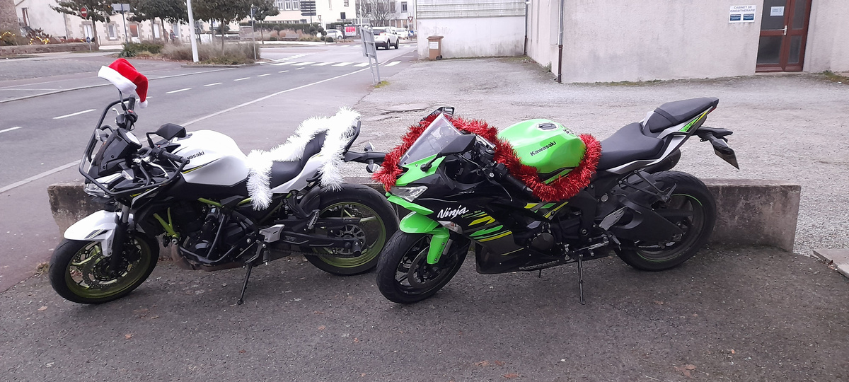 une moto blanche et une verte de l'auto école
