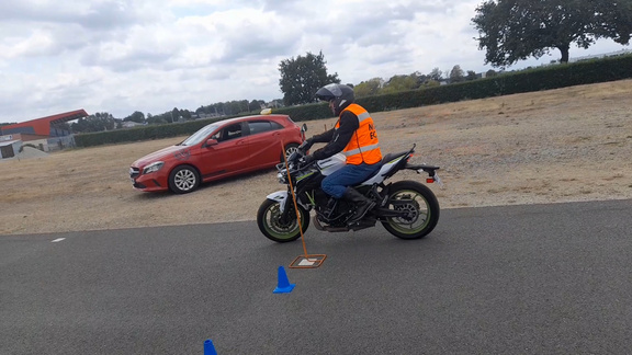 moto sur la piste d'entrainement