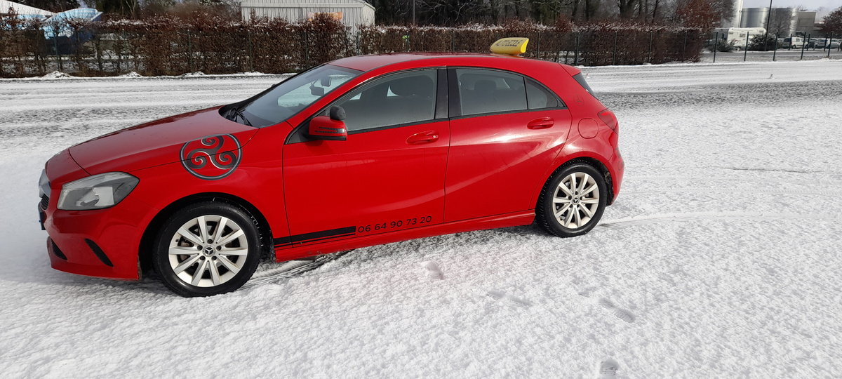 voiture rouge auto école